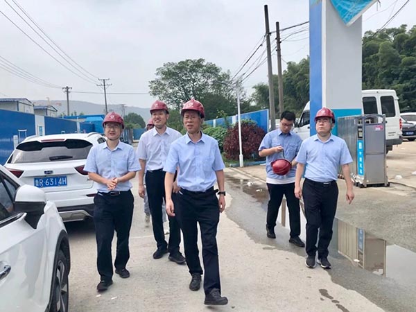 14-公司工會(huì)開展“夏送清涼”項(xiàng)目部慰問-1.jpg 14-公司工會(huì)開展“夏送清涼”項(xiàng)目部慰問-1.jpg